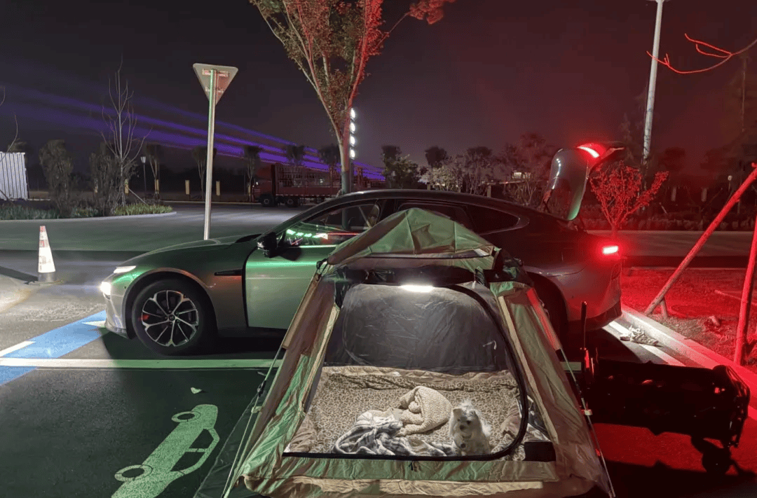 庆期间年轻人旅行掀起“帐篷过夜”热潮pg电子试玩平台不住酒店住帐篷！国(图1)